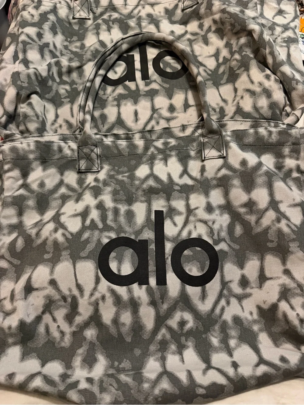 Alo Tie-Dye Canvas Tote Bag in Gray and Cream